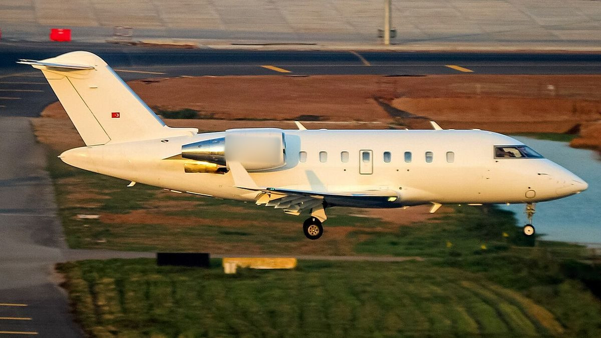 Challenger 605 on the ground